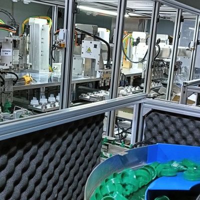 Giá tốt. Máy lắp ráp mũ giặt cho lắp ráp đồng thời của hai kích thước sản phẩm trực tuyến