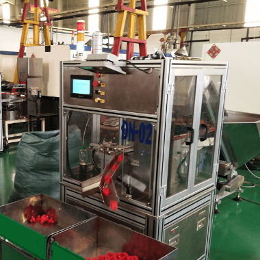 Giá tốt. Máy đóng nắp tự động bằng thép không gỉ cho nắp lật với tốc độ sản xuất 4500-15000 chiếc/giờ trực tuyến