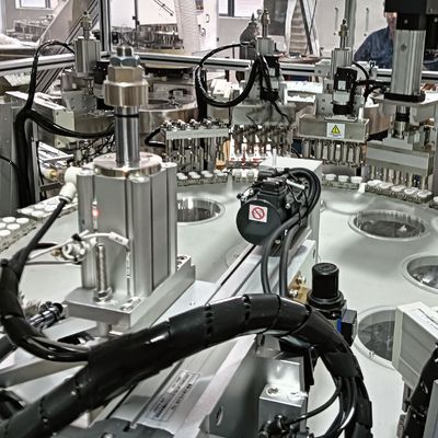 Máy lắp ráp mũ heli chuyển động chỉ mục tùy chỉnh với hoạt động màn hình cảm ứng dễ sử dụng