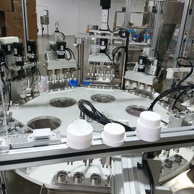 Máy vặn nắp chai chất tẩy rửa giặt là tùy chỉnh không theo tiêu chuẩn với động cơ servo