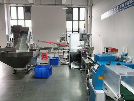 Máy vặn vít và máy đóng gói được kết nối với nhau cho dây chuyền sản xuất hoàn chỉnh.
