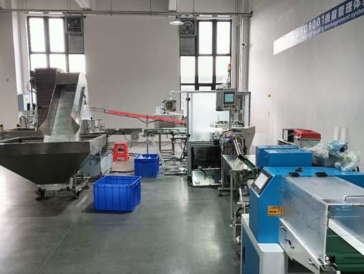 Giá tốt. Máy vặn vít và máy đóng gói kết nối thành dây chuyền sản xuất trực tuyến