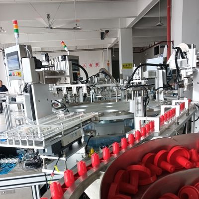 Máy lắp ráp cốc đựng nước tiểu tự động, có cơ chế hoạt động theo chuyển động chỉ mục và nạp liệu bằng bộ cấp liệu rung để tăng cường độ ổn định.